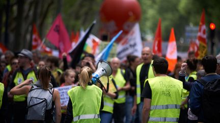 Des "gilets jaunes" manifestent avec des syndicats, le 8 mai 2019 à Toulouse (Haute-Garonne). (ALAIN PITTON / NURPHOTO / AFP)