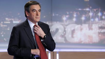 Fran&ccedil;ois Fillon, sur le plateau du journal de 20 heures de France 2, &agrave; Boulogne (Hauts-de-Seine), le 21 novembre 2012. (CHARLES PLATIAU / AFP)