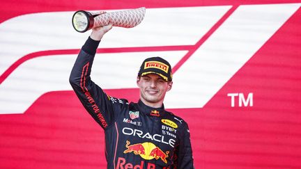 Max Verstappen sur le podium du Grand Prix d'Azerbaïdjan, à Bakou, le 12 juin 2022. (XAVI BONILLA via AFP)