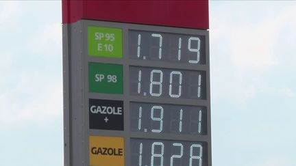 Depuis lundi 25 avril, les professionnels de santé à domicile reçoivent une remise de 15 centimes d'euro par litre de carburant. Celle-ci s'ajoute à l'aide gouvernementale de 18 centimes.&nbsp; (FRANCE 3)