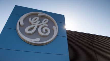 Le&nbsp;logo de General Electric, le 23 juin 2014, sur le site de Belfort (Territoire de Belfort). (SEBASTIEN BOZON / AFP)