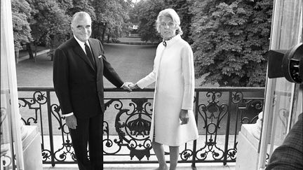 Le président Georges Pompidou pose avec son épouse Claude devant le jardin de l'Elysée, le 20 juin 1969, au premier jour de son entrée à l'Elysée après son élection. (STF / AFP)