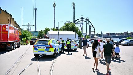 Des policiers devant le parc d'attractions de Stockholm, en Suède, le 25 juin 2023. (CLAUDIO BRESCIANI / TT NEWS AGENCY / AFP)