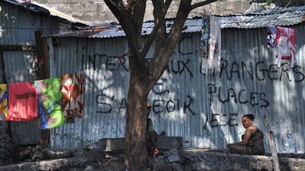 Près d'un bureau de vote à Moroni, capitale des Comores, le 30 juillet 2018.  (TONY KARUMBA / AFP)