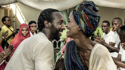 Les comédiens Omar Abdi et Yasmin Warsame dans une scène du film "La Femme du fossoyeur" de Khadar Ayderus Ahmed qui sort dans les salles françaises le 27&nbsp;avril 2022.&nbsp; (LASSE LECKLIN/BUFO 2021)