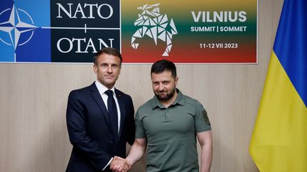 Emmanuel Macron avec le président ukrainien Volodymyr Zelensky, avant une réunion en marge du sommet de l'Otan, à Vilnius, le 12 juillet 2023 (LUDOVIC MARIN / AFP)