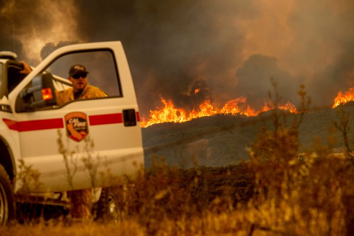 Les autorités tentent de lutter contre l'incendie du "Mendocino Complex", en Californie, le 5 août 2018. (NOAH BERGER / AFP)