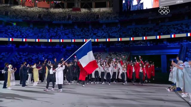 Ils sont là ! L'arrivée dans le stade olympique de la délégation française emmenée par la judoka Clarisse Agbegnenou et le gymnaste Samir Aït Saïd.