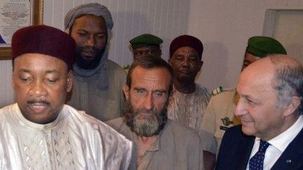 Le président Issoufou et Laurent Fabius, chef de la diplomatie française, accueillent les otages à leur arrivée à Niamey. (AFP/Hama Boureima)