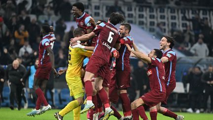 Les joueurs d'Annecy fêtent la qualification pour les demi-finales de la Coupe de France après avoir éliminé l'Olympique de Marseille, mercredi 1er mars, au stade Vélodrome. (NICOLAS TUCAT / AFP)