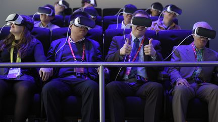 Des participants à la conférence Mobile World Congress (MWC), à Barcelone, mardi 22 février 2016.&nbsp; (LLUIS GENE / AFP)