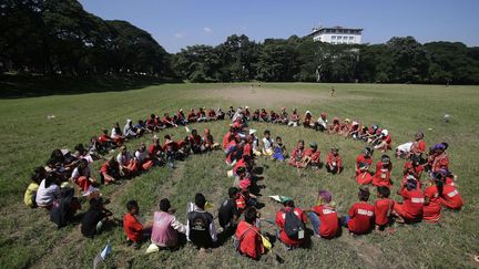 La région du Mindanao, aux Philippines, très riche en charbon, nickel et or, est habitée par des aborigènes connus sous le nom de Lumads. Elle a été le théâtre de l'assassinats de 25 de leurs responsables en 2015. Depuis 2006, ils tentent en effet de s’opposer au pillage du sous-sol de leur territoire par des sociétés minières auxquelles le gouvernement a accordé des permis d’exploitation. Ces meurtres, perpétrés par un groupe paramilitaire avec la passivité complice de l’armée, ont pour but de terroriser la population et l’amener à abandonner sa terre. Pour leur résistance, le prix des droits de l’Homme de Stop the Killings (arrêtez les assassinats) avait été remis à Percenita Sanchez, directrice de Mindanao Interfaith Services Foundation, le 12 décembre 2016.   (AP Photo/Aaron Favila/SIPA)