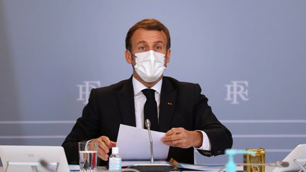 Emmanuel Macron lors d'un Conseil de défense, à l'Elysée, le 12 novembre 2020. (THIBAULT CAMUS / AFP)