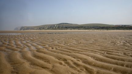 Une&nbsp;partie de la plage de Wissant par la préfecture qui tentait d'empêcher les migrants de prendre la mer vers la Grande-Bretagne, 13 août 2020. (SAMEER AL-DOUMY / AFP)