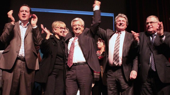 Elie Aboud (au centre), candidat UMP &agrave; la l&eacute;gislative partielle et premier adjoint de&nbsp;Raymond Couderc,&nbsp;s&eacute;nateur-maire de B&eacute;ziers (H&eacute;rault) (&agrave; sa gauche), lors d'une r&eacute;union publique, le 3 d&eacute;cembre 2012. (VIOLAINE JAUSSENT / FRANCETV INFO)