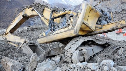 Le site d'une exploitation mini&egrave;re enseveli apr&egrave;s un glissement de terrain&nbsp;&agrave; l'est de Lhassa, la capitale r&eacute;gionale du Tibet, le 30 mars 2013.&nbsp; (ZHANG QUAN / XINHUA / AFP)