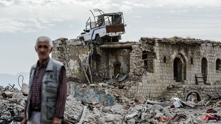 Il profite de la levée partielle du couvre-feu de 246 jours (8 mois). Cette ville de près de 300.000 habitants de l'est de la Turquie a été transformée en champ de ruines par les affrontements entre l'armée turque et les rebelles du PKK (Parti des Travailleurs du Kurdistan), organisation considérée comme «terroriste» par Ankara, Washington et Bruxelles. Plusieurs écoles ont été détruites, l'eau et l'électricité sont toujours coupées. Des pelleteuses s'activent pour déblayer ce qui reste de la ville. (ILYAS AKENGIN / AFP - Novembre 2016)