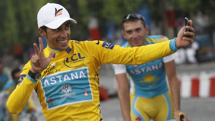 Alberto Contador croit remporter son troisi&egrave;me Tour de France au terme de la derni&egrave;re &eacute;tape du Tour 2010. Moins de deux ans plus tard, il est d&eacute;chu. Lui reste deux titres. (CHRISTOPHE ENA / POOL)