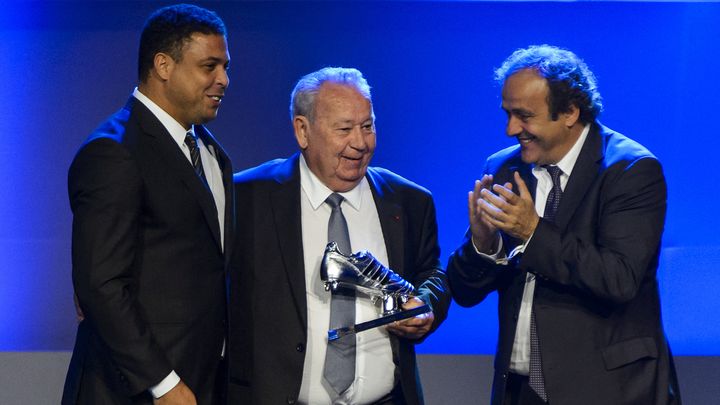 Just Fontaine, entouré du Brésilien Ronaldo et de Michel Platini, lors du Congrès FIFA 2014 à Rio de Janeiro. (AFP)