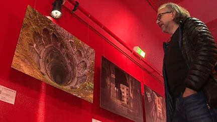 Francis Meslet devant ses clichés exposés à Nancy
 (Capture d&#039;image France 3/Culturebox)