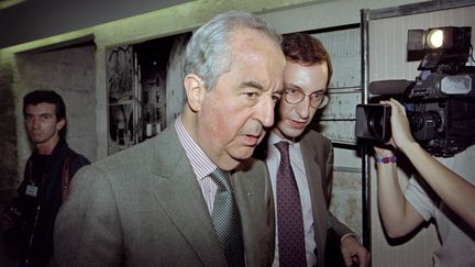 Edouard Balladur et son directeur de campagne Nicolas Bazire, le 6 octobre 1995 à Avignon. (GEORGES GOBET / AFP)