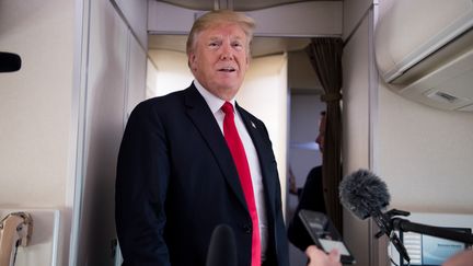 Le président américain Donald Trump à bord de l'avion Air Force One, le 29 juin 2018, aux Etats-Unis. (SAUL LOEB / AFP)