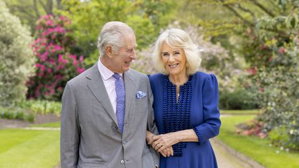 Le roi Charles III et la reine Camilla se promènent dans le jardin du palais de Buckingham à Londres (Royaume-Uni), le 10 avril 2024. (MILLIE PILKINGTON / BUCKINGHAM PALACE / AFP)