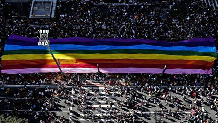 Banderole arc-en-ciel&nbsp;à Sao Paulo (Brésil), en juin 2017. (MIGUEL SCHINCARIOL / AFP)