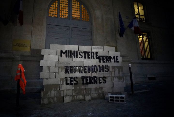 Le mur érigé par Résistances locales devant le ministère de la Transition écologique, à Paris, le 26 avril 2022. (PIERRE-LOUIS CARON / FRANCEINFO)