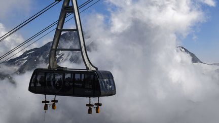 L'accident est survenu "dans des conditions météorologiques très difficiles à plus de 3 000 mètres" d'altitude, explique la préfecture dans un communiqué.