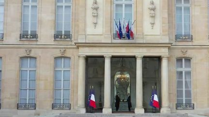 À quoi ressemblera la vie politique française après le second tour des élections législatives ?  En cas de victoire du Rassemblement national, Emmanuel Macron devra composer avec Jordan Bardella à Matignon. (France 2)