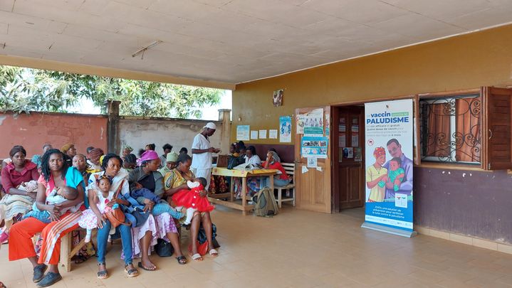 Des mères de famille attendent de faire vacciner leur bébé à l’hôpital de Soa (Cameroun), février 2024 (SOLENNE LE HEN / FRANCEINFO / RADIO FRANCE)