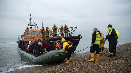 Des migrants secourus après avoir traversé la Manche le 24 novembre 2021. (BEN STANSALL / AFP)