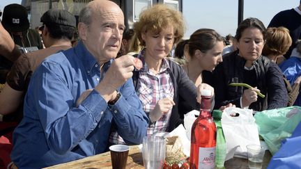 Le maire de Bordeaux (Gironde), andidat &agrave; sa propre succession, Alain Jupp&eacute;, partage un pique-nique avec ses soutiens, lors d&rsquo;un meeting de campagne dans sa ville, le 16 mars 2014. (JEAN-PIERRE MULLER / AFP)