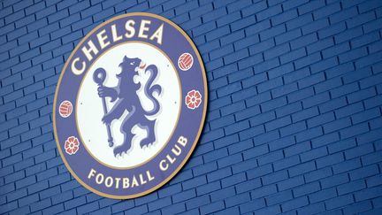 Le logo des Blues de Chelsea au stade de Stamford Bridge. (ADRIAN DENNIS / AFP)