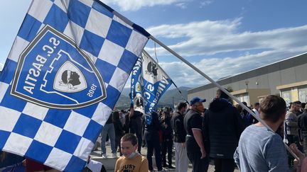 Des supporters du Sporting Club de Bastia réunis devant le stade de Furiani, venus saluer leurs joueurs suite à la promotion en Ligue 2, le 30 avril 2021. (Clément Pons)