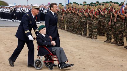 Le président de la République, Emmanuel Macron, et le vétéran de la Seconde Guerre mondiale Léon Gautier, le 6 juin 2023 lors des commémorations du Débarquement à Colleville-Montgomery (Calvados). (LUDOVIC MARIN / POOL / AFP)