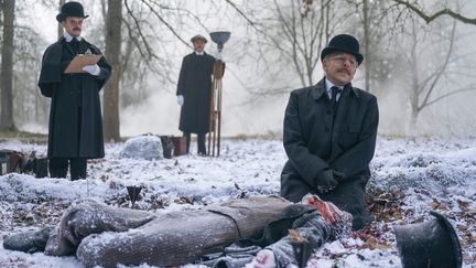 "Paris police 1905". Episode 1. Un corps retrouvé la veille de Noël dans le&nbsp; Bois de Boulogne enneigé en 1904. (REMY GRANDROQUES /  TETRA MEDIA FICTION / CANAL+)