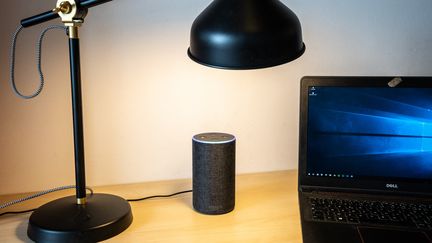 Un assistant vocal d'Amazon sur un bureau. (MAXIME REYNIE / HANS LUCAS)