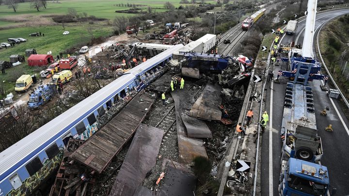 Des wagons disloqués à Larissa (Grèce), le 2 mars 2023. (SAKIS MITROLIDIS / AFP)