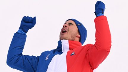 Johan Clarey savoure sa médaille d'argent sur la descente masculine, lundi 7 février, lors des JO de Pékin. (FABRICE COFFRINI / AFP)