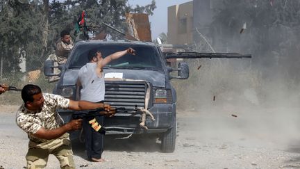 Des combattants libyens pro-GNA (Gouvernement d'union nationale soutenu par l'ONU) lancent une contre-attaque, le 20 avril 2019, contre les forces rebelles du maréchal Haftar au sud de la capitale Tripoli. (MAHMUD TURKIA / AFP)