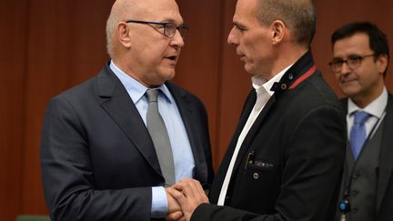 Le ministre des Finances fran&ccedil;ais, Michel Sapin et son homologue grec,&nbsp;Yanis Varoufakis, le 20 f&eacute;vrier 2015 &agrave; Bruxelles lors d'une r&eacute;union de l'Eurogroupe.&nbsp; (DURSUN AYDEMIR / ANADOLU AGENCY / AFP)