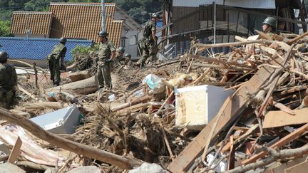 Des forces militaires japonaises continuent leurs recherches, le 12 juillet 2018, à Kure dans la province d'Hiroshima (sud-ouest du pays). (JIJI PRESS / AFP)