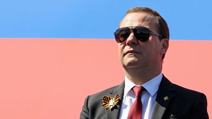 L'ancien président russe Dimitri Medvedev lors d'une parade militaire à Moscou, le 24 juin 2020. (YEKATERINA SHTUKINA / SPUTNIK VIA AFP)