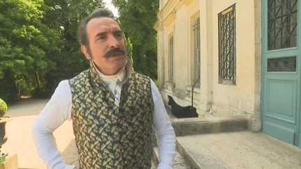 Jean Dujardin moustachu sur le tournage, pour les besoins du film.
 (Capture d&#039;image France3/Culturebox)