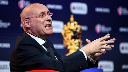 Bernard Laporte en conférence de presse après le tirage au sort de la Coupe du monde 2023, à Paris, le 14 décembre 2020. (FRANCK FIFE / AFP)