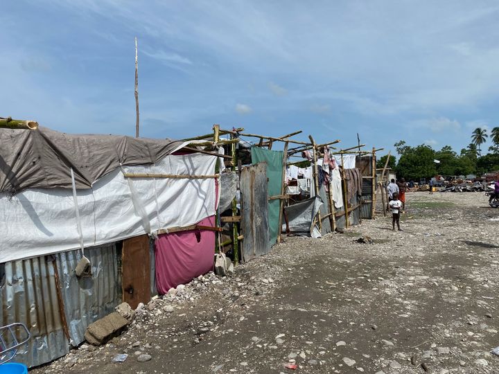 Un campement de sinsistrés du tremblement de terre en Haïti du 14 août 2021 aux Cayes, dans le sud-ouest du pays. (BORIS LOUMAGNE / RADIO FRANCE)