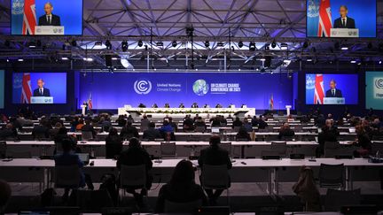 Des délégués assistent à la première réunion plénière de la conférence des Nations unies sur le changement climatique (COP26) à Glasgow en Écosse, le 31 octobre 2021. (DANIEL LEAL-OLIVAS / AFP)