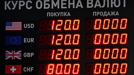 Un tableau&nbsp;sur les taux de change de l'euro et du dollar américain par rapport au rouble russe à Moscou, en Russie, le 10 mars 2022. (RAMIL SITDIKOV / SPUTNIK / AFP)